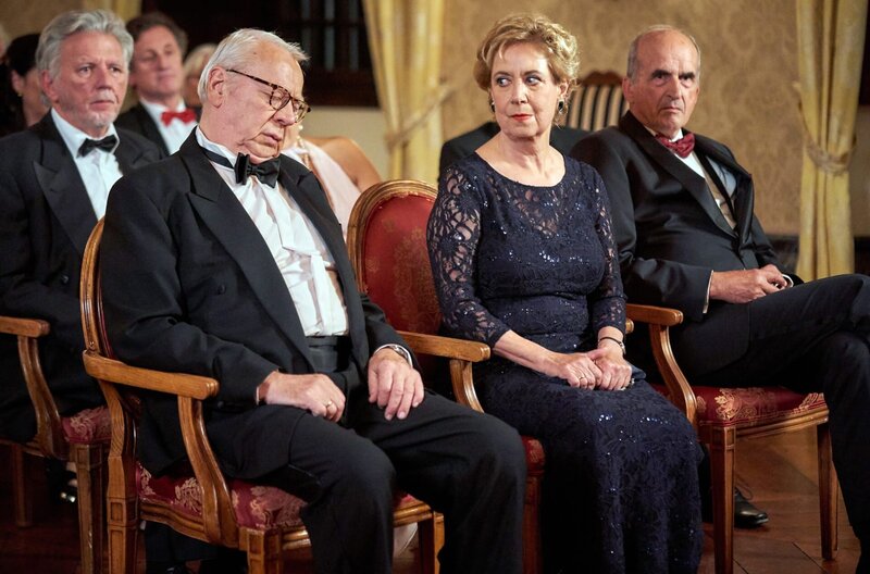 Heidrun (Verena Plangger, 2.v.r.) muss mitansehen wie Günter (Peter Lerchbaumer, l. mit Komparsen) vor Otto von Suhr (Karl Knaup, r.) einschläft. – Bild: ARD/​Frank Dicks