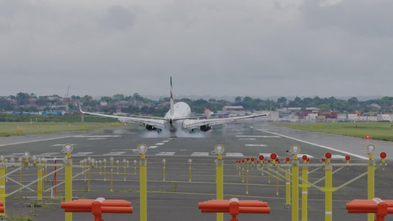 Starke Winde verursachen auf dem Flughafen von Sydney Verwüstungen, so dass der Betrieb auf eine einzige Landebahn beschränkt ist. – Bild: ITV Studios Australia