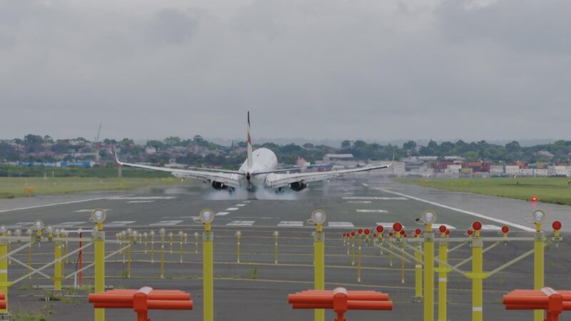 Starke Winde verursachen auf dem Flughafen von Sydney Verwüstungen, so dass der Betrieb auf eine einzige Landebahn beschränkt ist. – Bild: ITV Studios Australia