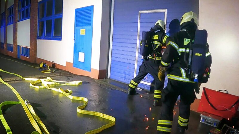 Einsatzkräfte der Feuerwehr. – Bild: DMAX