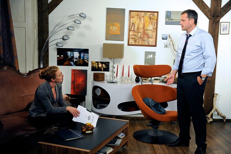 Torben (Joachim Kretzer, r.) erkennt betroffen, dass Carla (Maria Fuchs, l.) sich vernachlässigt fühlt. – Bild: ARD/​Nicole Manthey