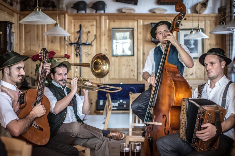 Aufzug Musi – v.l. Martin Schaefer – Gitarre, Klaus Lerner – Ventilposaune, Fabian Eibl- Bassgeige und Andreas Thaler – Harmonika – Bild: Da Schachten