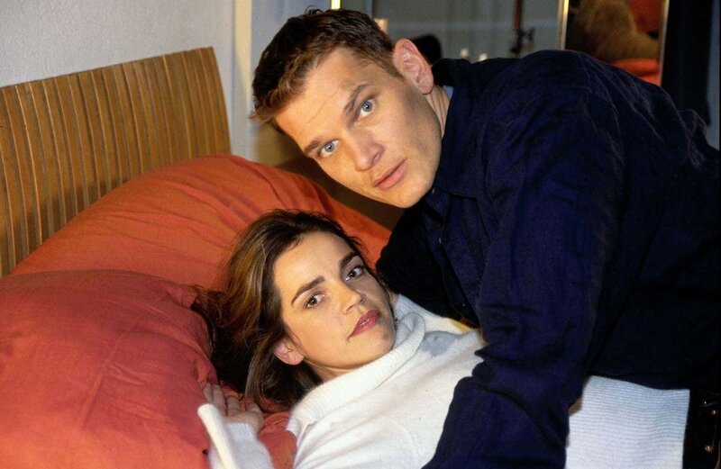 Sandra (Rebecca Immanuel, l.) begegnet zufällig ihrem Ex-Freund Tim (Götz Otto, r.) wieder. Alte Gefühle werden wach … – Bild: ATV2