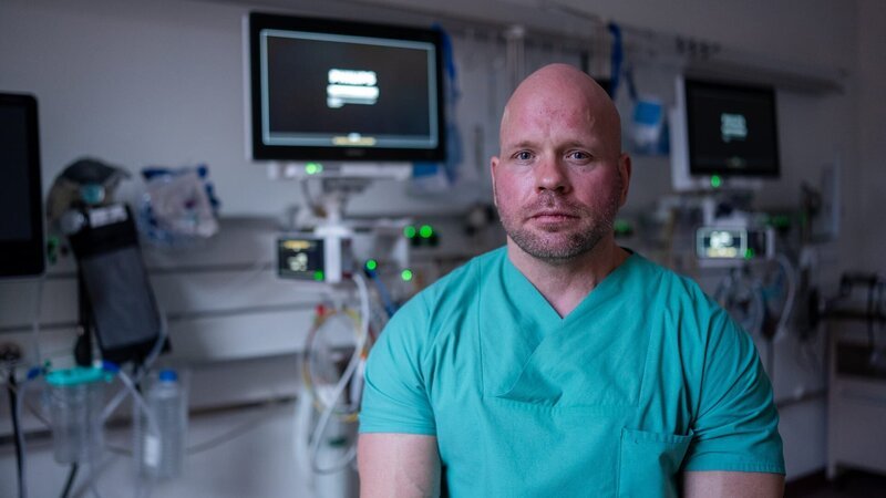Ricardo Lange, Intensivpfleger, hat schon während der Pandemie auf die prekäre Lage in Krankenhäusern aufmerksam gemacht. Trotz vieler Versprechungen – viel geändert habe sich seitdem nicht, meint er. – Bild: ZDF und Jonny Müller-Goldenstedt Ricardo Lange, Intensivpfleger, hat schon während der Pandemie auf die prekäre Lage in Krankenhäusern aufmerksam gemacht. Trotz vieler Versprechungen – viel geändert habe sich seitdem nicht, meint er. – Bild: ZDF und Jonny Müller-Goldenstedt