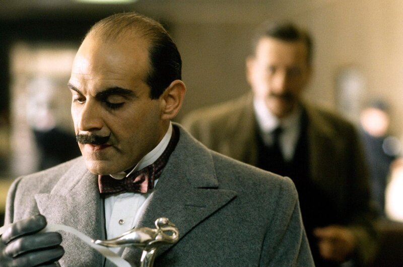 David Suchet (Hercules Poirot), Philip Jackson (Chief-Inspector Japp). – Bild: ORF/​ITV Studios Limited