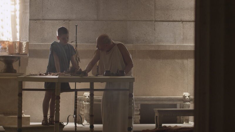 Aristoteles (Stoyan Alexiev), einer der größten Gelehrten Griechenlands, soll Alexander (Vladi Georgiev) auf die ihm zugedachte Herrscherrolle vorbereiten. – Bild: ZDF und Martin Christ
