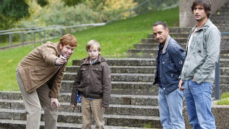 Ben (Tom Beck, r.) und Semir (Erdogan Atalay, 2.v.r.) sind froh, dass Hartmut (Niels Kurvin, l.) es geschafft hat, das Vertrauen des autistischen Felix (Mateo Wansing Lorrio) zu gewinnen. – Bild: TVNOW /​ Guido Engels