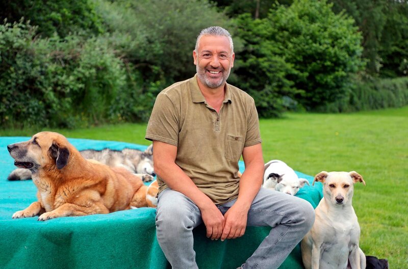 Hundecoach Andreas Ohligschläger ist in Nordrhein-Westfalen unterwegs und unterstützt Hundehalter, ihre Hunde richtig zu verstehen und Probleme wieder in den Griff zu bekommen. – Bild: HR/​WDR/​Fernsehkraft UG