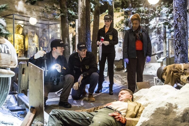 Pictured L-R: Lucas Black as Special Agent Christopher LaSalle, Scott Bakula as Special Agent Dwayne Pride, Zoe McLellan as Special Agent Meredith ‚Merri‘ Brody, and CCH Pounder as Dr. Loretta Wade – Bild: CBS Broadcasting Inc.