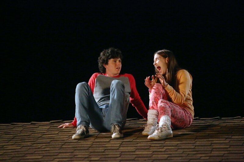 Axl (Charlie McDermott, l.); Sue (Eden Sher, r.) – Bild: HBOH