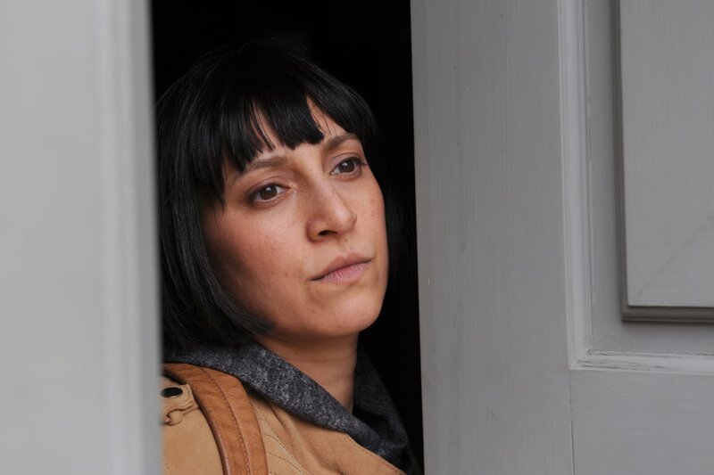 Josephine (Mira Mazumdar) ist getroffen, als Veronika ihr unabsichtlich den Spiegel vorhält. – Bild: BR/​Marco Orlando Pichler