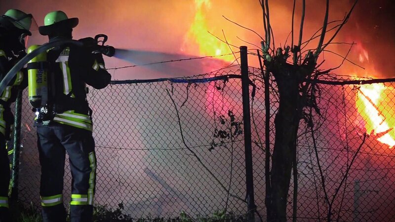 Meter-high flames blaze on a secluded property – surrounded by dense vegetation. – Bild: DMAX