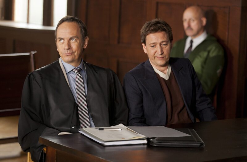 Johannes Bulitta (Moritz Lindbergh, l.) und sein Mandant Frank Germann (Mario Irrek, r.) lauschen den Ausführungen der Staatsanwältin. – Bild: 2011 Westdeutscher Rundfunk /​ EIKON West GmbH /​ Frank Dicks Lizenzbild frei