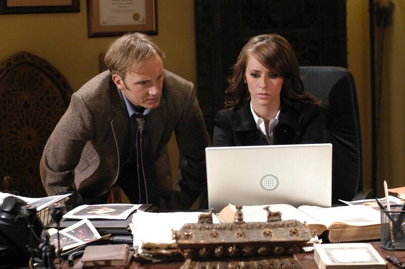 Professor Rick Payne (Jay Mohr, l.) hilft Melinda Gordon (Jennifer Love Hewitt, r.) die Probleme mit einem äußerst hartnäckigen Geist hat … – Bild: ABC Studios