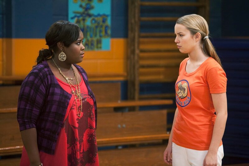 Teddy (Bridget Mendler, re.) hat keine Lust das Maskottchen der Schule zu spielen. Trotzdem tut sie ihrer Mutter den Gefallen und bewirbt sich um den Posten. Freundin Ivy (Raven Goodwin, li.) kann den Unmut darüber verstehen.. – Bild: Disney