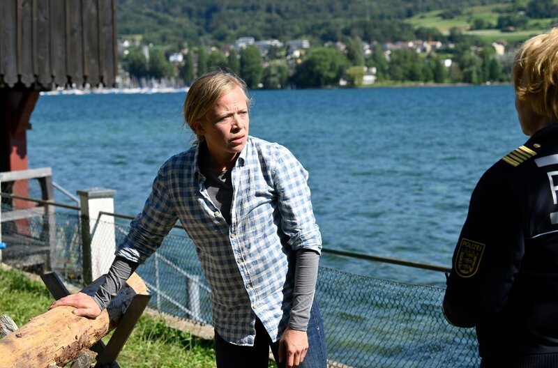 ARD WAPO BODENSEE FOLGE 43, „Haus am See“, am Dienstag (12.01.21) um 18:50 Uhr im ERSTEN. Nele Fehrenbach (Floriane Daniel, r.) überbringt Yvonne Jahnke (Lena Drieschner, l.) die Nachricht vom Tod ihrer Schwester Vanessa. © ARD/​Laurent Trümper, honorarfrei – Verwendung gemäß der AGB im engen inhaltlichen, redaktionellen Zusammenhang mit genannter ARD-Sendung bei Nennung „Bild: ARD/​Laurent Trümper“ (S2). ARD-Programmdirektion/​Bildredaktion, Tel: 089/​5900⁠–⁠23534, bildredaktion@DasErste.de – Bild: ARD/​Laurent Trümper /​ ARD-Programmdirektion