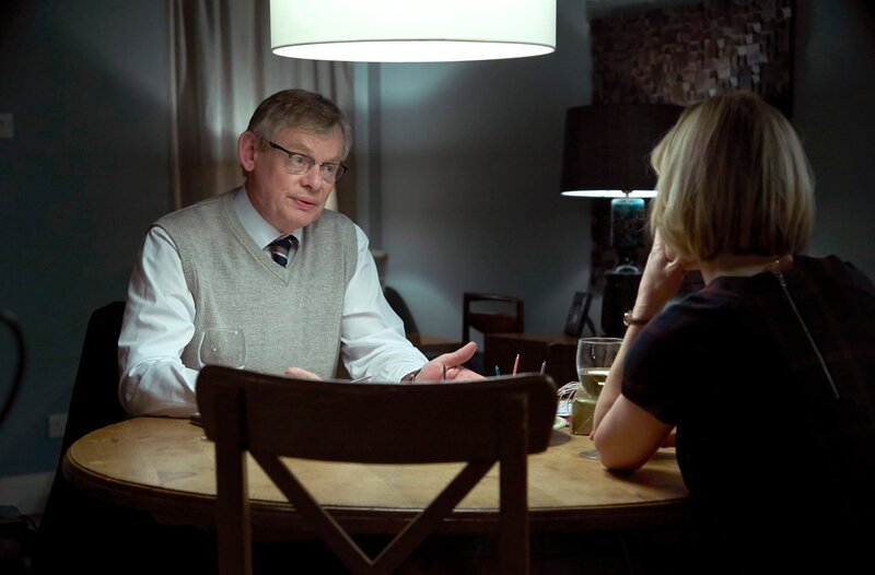 Colin Sutton (Martin Clunes) und seine Frau Louise (Claudie Blakley) am Esstisch. Sie teilt ihm mit, dass ihre Vorgesetzen ihr untersagt haben, Erkenntnisse ihrer Abteilung über den Fall Milly mit ihm besprechen. – Bild: WDR/​Buffalo Pictures & All3Media International
