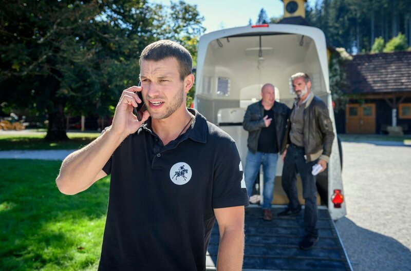 Als Tim (Florian Frowein, l.) das Polo-Turnier verlässt, um nach Franzi zu suchen, wird er von zwei dunklen Gestalten (Komparsen) verfolgt. – Bild: ARD/​Christof Arnold