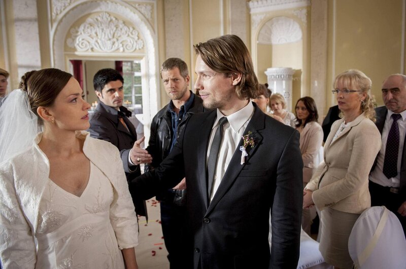 Mick (Henning Baum, 3.v.l.) und Andreas (Maximilian Grill, 2.v.l.) – Bild: SAT.1 /​ Martin Rottenkolber