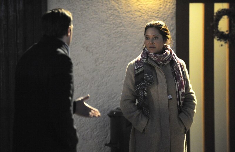 Mike versucht Trixi die Sache mit dem Geschenk zu erklären. Von links: Mike (Harry Blank) und Trixi Preissinger (Doreen Dietel). – Bild: BR/​Marco Orlando Pichler