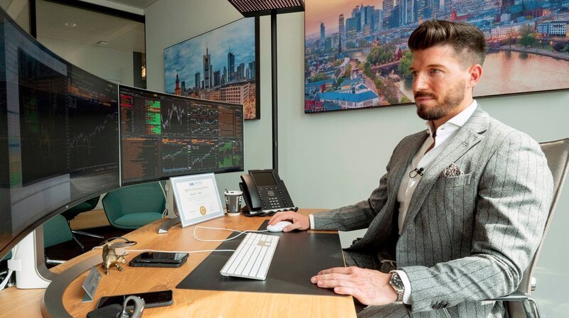 Trader Sebastian Müller an seinem Arbeitsplatz. – Bild: HR/​Benedikt Franke