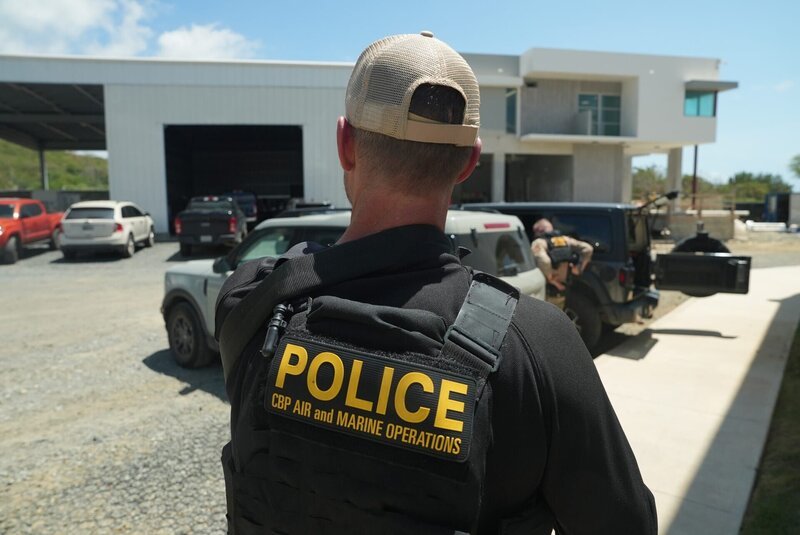 Ein CBP-Agent geht auf ein Fahrzeug in St. Thomas, USVI, zu. – Bild: Lucky 8 TV/​Paul Taggart