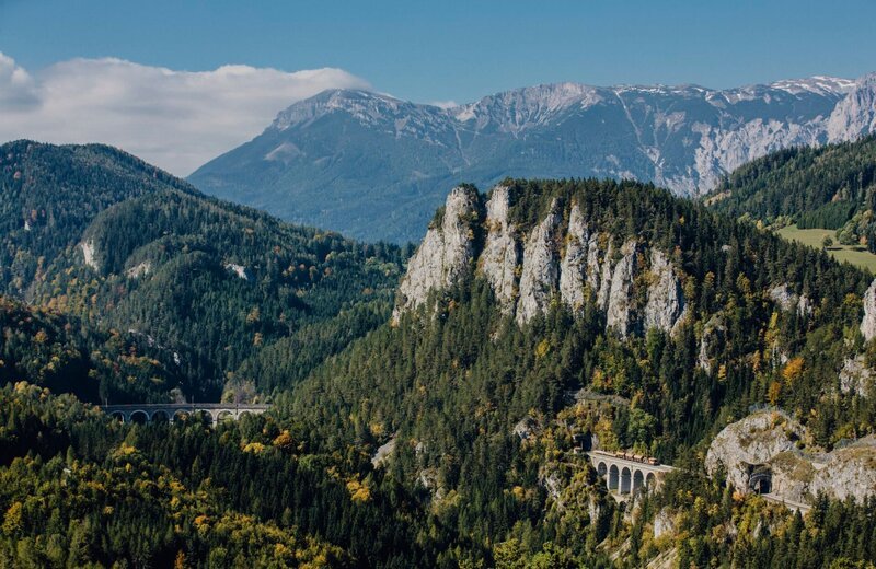 Aussicht von der Aussichtsplattform „20-Schilling-Blick“ – Bild: ServusTV /​ Christopher Kelemen