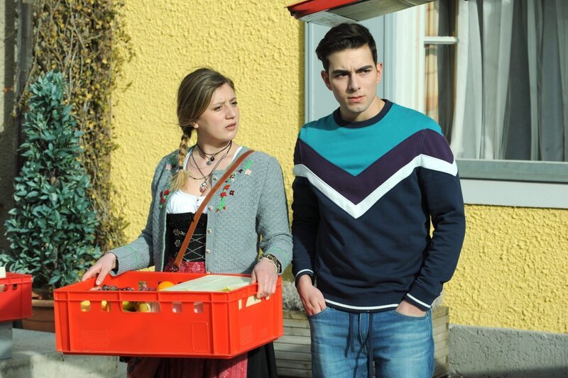 Felix wird von Sarah nachdenklich gemacht. Von links: Sarah Brandl (Sophie Reiml) und Felix Brunner (Shayan Hartmann). – Bild: BR/​Marco Orlando Pichler