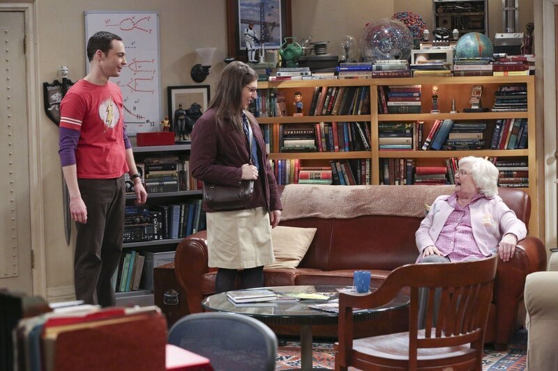 Amys (Mayim Bialik, M.) erste Begegnung mit Sheldons (Jim Parsons, l.) Oma Meemaw (June Squibb, r.) stellt sich leider als nicht sehr angenehm heraus. Wenn es nämlich nach der strengen Meemaw geht, ist niemand gut genug für ihren Enkel – schon gar nicht jemand wie Amy, die Sheldon schon mal das Herz gebrochen hat … – Bild: 2015 Warner Brothers Lizenzbild frei