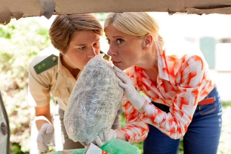Sophie Haas (Caroline Peters, r.) und Bärbel Schmied (Meike Droste, l.) haben in Schönfelders Wagen Hasch gefunden. – Bild: ARD/​Frank Dicks