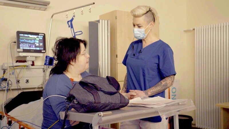 Patientin Marion Mellinghoff (l.) und Doc Caro. – Bild: RTL