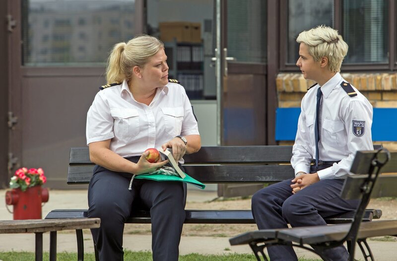 Marlene Weber (Oska Borcherding, r.) gibt Hanna Kowollik (Marie Schöneburg, l.) Tipps für ihren bevorstehenden Bootsführerschein. – Bild: ARD/​Daniela Incoronato