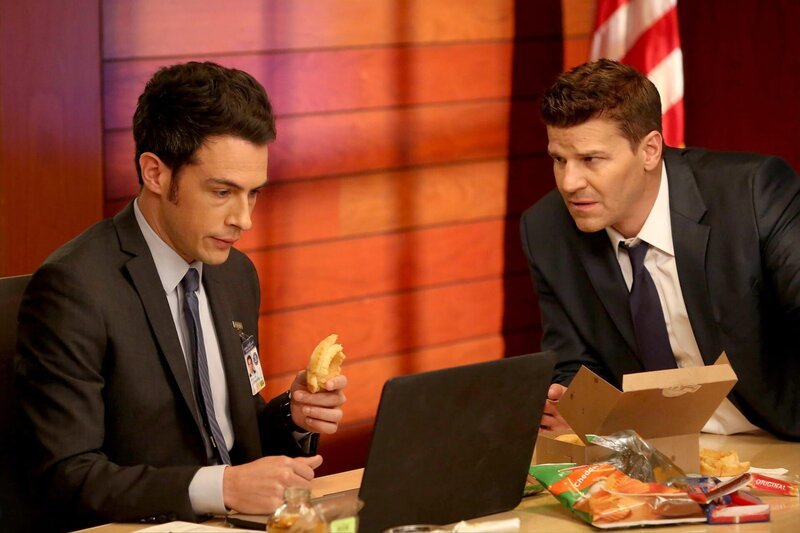 Aubrey (John Boyd, l.) und Booth (David Boreanaz) ermitteln im Mordfall der Hellseherin Justine Simmons, deren verwesten Überreste in einem Baumstamm gefunden wurden. – Bild: ATV