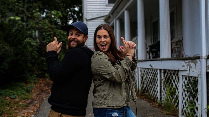 Jack Osbourne and Katrina Weidman pose with Hand Air Guns in front of Taylor Trask Museum – Bild: Travel Channel US /​ Critical Content, LLC /​ Discovery, Inc.
