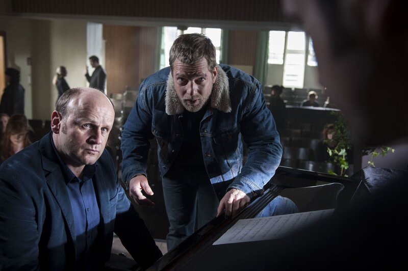 Die Ermittlungen im Mordfall Anja Cordt führen Mick (Henning Baum, M.) und Andreas (Maximilian Grill, r.) zu Michael Abraham (Oliver Stokowski, l.). – Bild: SAT.1 /​ Martin Rottenkolber