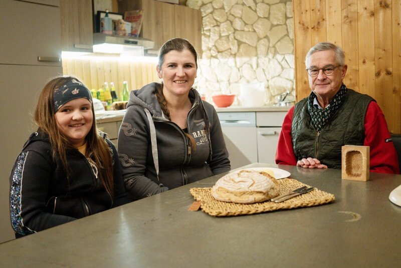 Claudia (m.) und Charlotte Ehrschwendtner und Eric Agstner in der Stube nach der Herstellung der eigenen Butter. – Bild: Neulandfilm /​ ORF
