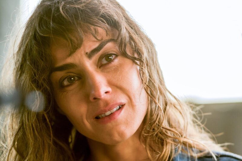 Verónica (Irene Accos) erfährt endlich die Wahrheit über Oscars Tod. – Bild: ORF/​Beta Film/​Movistar+/​MARIA HERAS