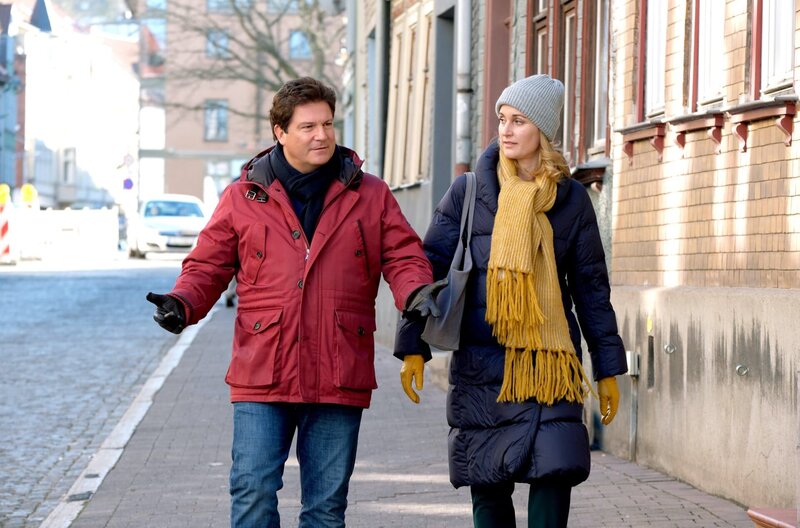 Christian (Francis Fulton-Smith, l.) kann verstehen, dass Tanja (Christina Athenstädt, r.) ihren Töchtern den wahren Scheidungsgrund verschwiegen hat. – Bild: ARD/​Jacqueline Krause-Burberg