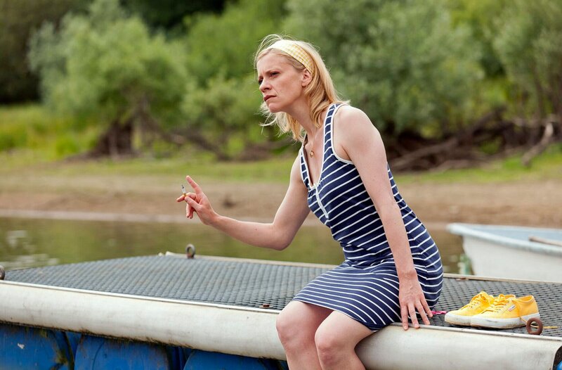 Sophie Haas (Caroline Peters) ermittelt undercover auf dem Campingplatz: sie lässt Schäffer nach einem Paket tauchen und raucht derweil auf dem Steg eine Zigarette. – Bild: HR/​ARD/​Frank Dicks