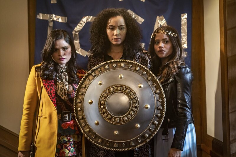 (v.l.n.r.) Mel Vera (Melonie Diaz); Macy Vaughn (Madeleine Mantock); Maggie Vera (Sarah Jeffery) – Bild: The CW Network, LLC.