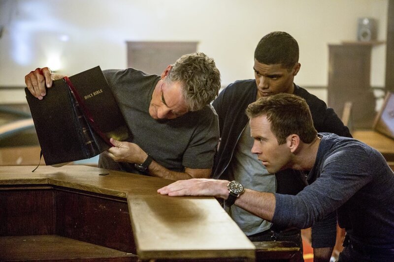 Agent Pride (Scott Bakula, l.), Agent LaSalle (Lucas Black, r.) und Petty Officer Johnny Rudd (Rome Flynn, M.) machen eine interessante Entdeckung. Werden sie mit Hilfe der Bibel den Fall lösen? – Bild: CBS Broadcasting, Inc.