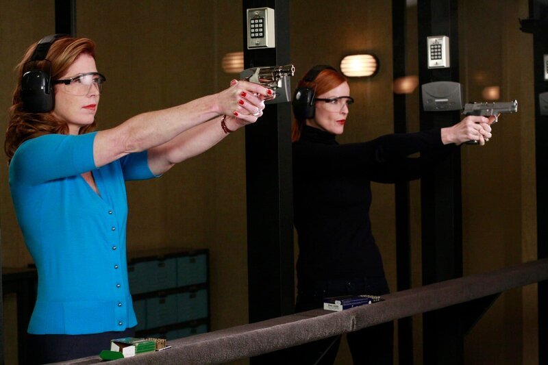 Bree (Marcia Cross, r.) und Katherine (Dana Delany, l.) üben sich im Schießen, doch warum nur? – Bild: ABC Studios