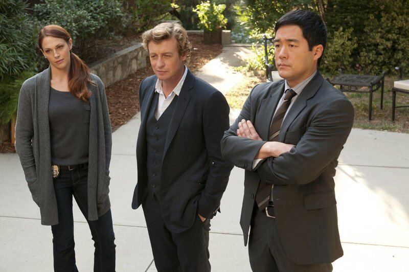 Ermitteln in einem neuen Fall: Grace (Amanda Righetti, l.), Patrick (Simon Baker, M.) und Kimball (Tim Kang, r.) … – Bild: Warner Bros. Television Lizenzbild frei