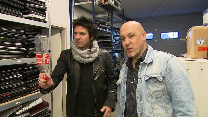 Die Versicherungsdetektive Ralph Schweda und Patrick Hufen (l.) rekonstruieren mit einer Plastikflasche die fragliche Situation, die zur Beschädigung des Fernsehers geführt haben soll. – Bild: RTL