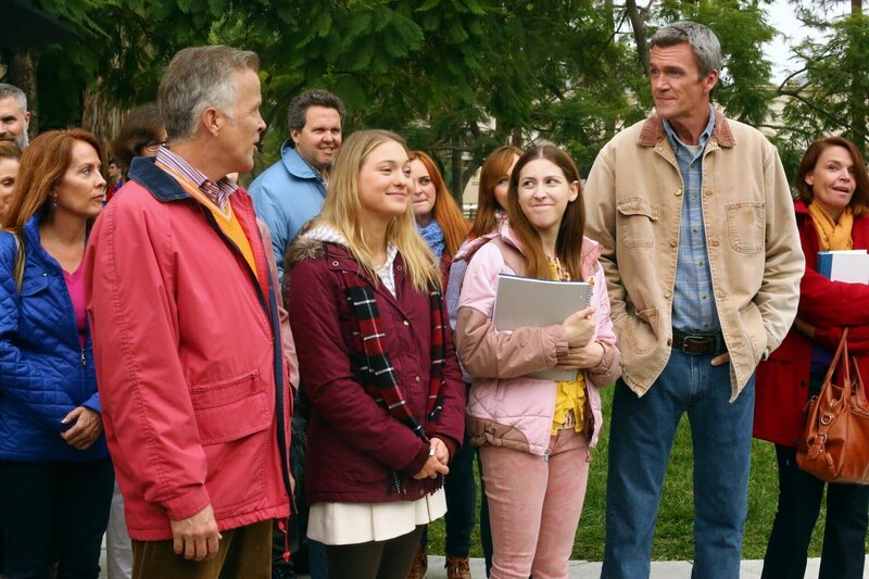 (v.l.n.r.) Maddies Dad (Bil Dwyer); Maddie (Ashlee Füss); Sue (Eden Sher); Mike (Neil Flynn) – Bild: HBOH