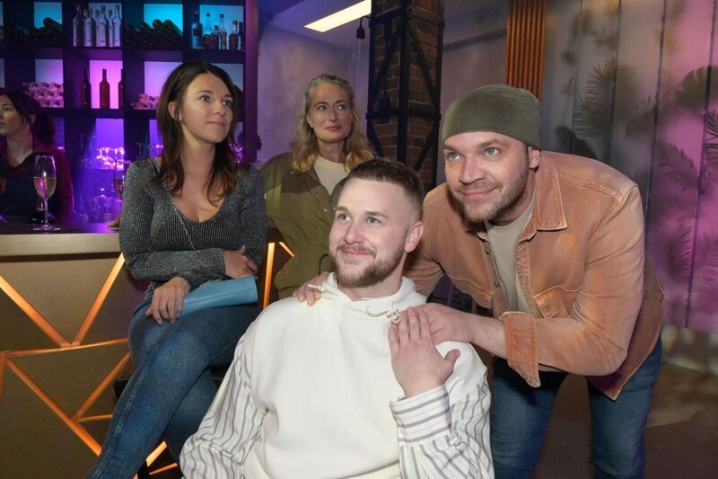 Jonas (Felix van Deventer, M.) wird bei der Release-Party für seinen eigenen Song ziemlich wehmütig. Links Lilly (Iris Mareike Steen, l.) und Maren (Eva Mona Rodekirchen), rechts Erik (Patrick Heinrich) – Bild: RTL /​ Rolf Baumgartner
