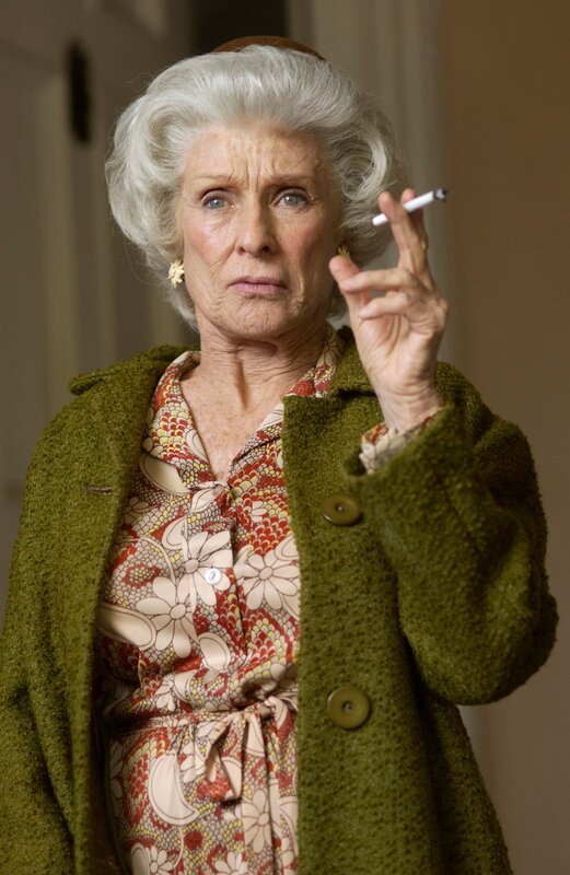 Während Malcolm und Reese ein dermaßen blödes Spiel spielen, rettet Ida (Cloris Leachman) Dewey das Leben … – Bild: ViacomCBS