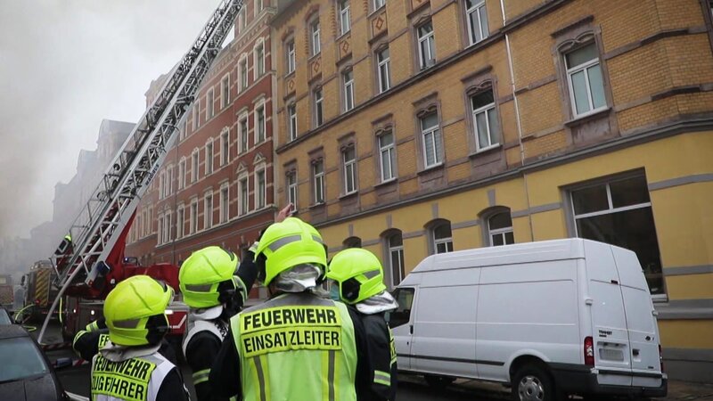 In einem Mehrfamilienhaus in Chemnitz brennt der Dachstuhl. Ein Großaufgebot der Feuerwehr soll verhindern, dass die Flammen auf benachbarte Gebäude übergreifen. – Bild: DMAX