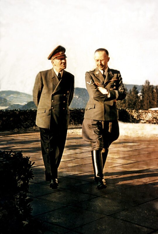 Heinrich Himmler im Gespräch mit Adolf Hitler auf dem Obersalzberg im März 1944. – Bild: Walter Frentz/​Ullstein