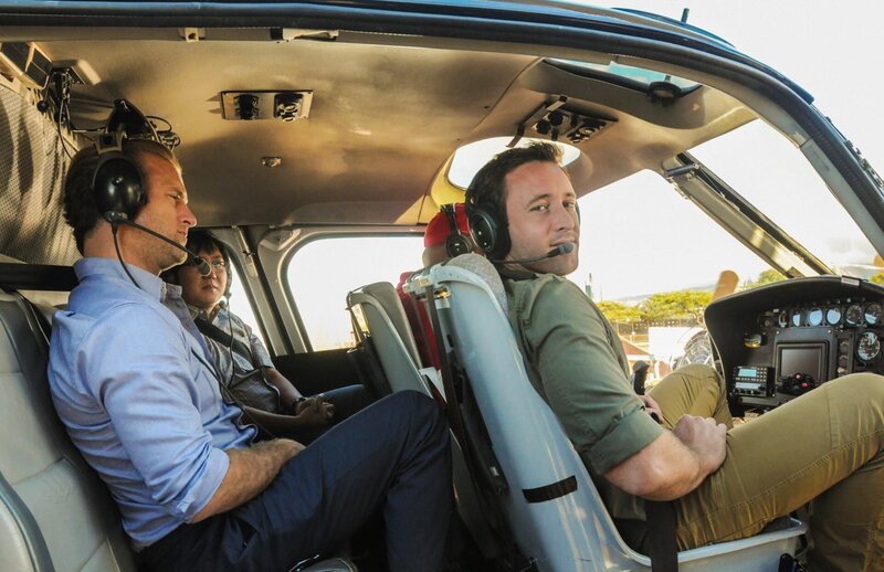 Als ein Boot einer Firma in die Luft gesprengt wird, die Hai-Touren für Touristen anbietet, und dabei ein Mensch ums Leben kommt, beginnen Steve (Alex O’Loughlin, r.) und Danny (Scott Caan, l.) mit den Ermittlungen … – Bild: CBS Broadcasting, Inc.